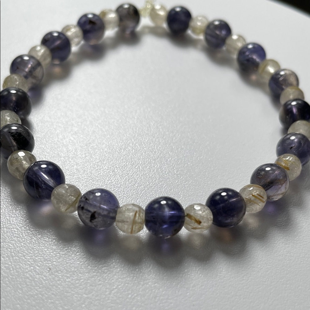 Elegant Iolite and Gold Rutilated Quarz Stretch Bracelet.